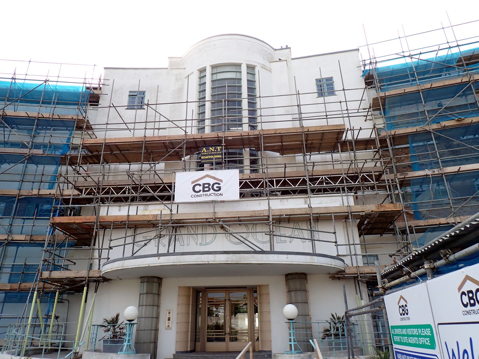 Encapsulated scaffold to an occupied residential block
