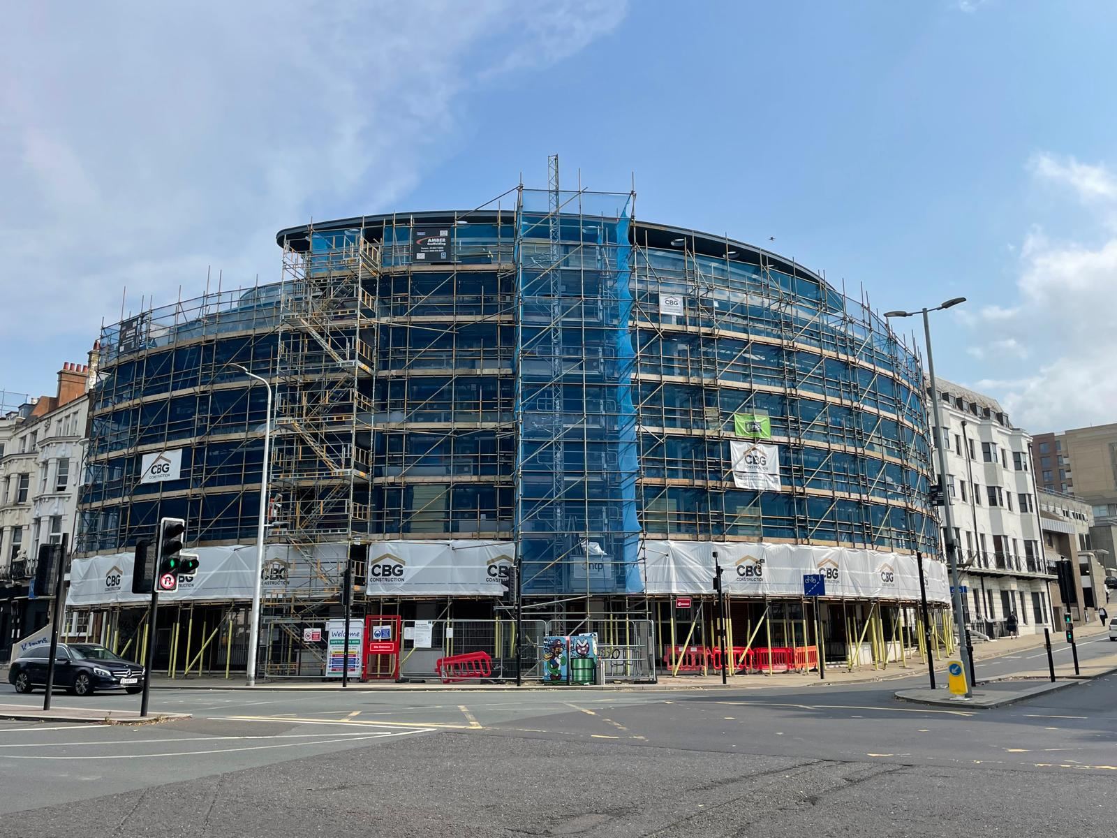 Fully encapsulated scaffold to the curved elevation